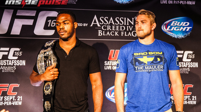 Džons Džonss (no kreisās) un Aleksandrs Gustafsons
Foto: insidefights.com