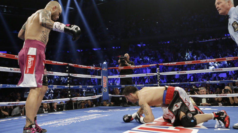 Migels Koto aizsūta nokdaunā Serhio Martinesu 
Foto: AP/Scanpix