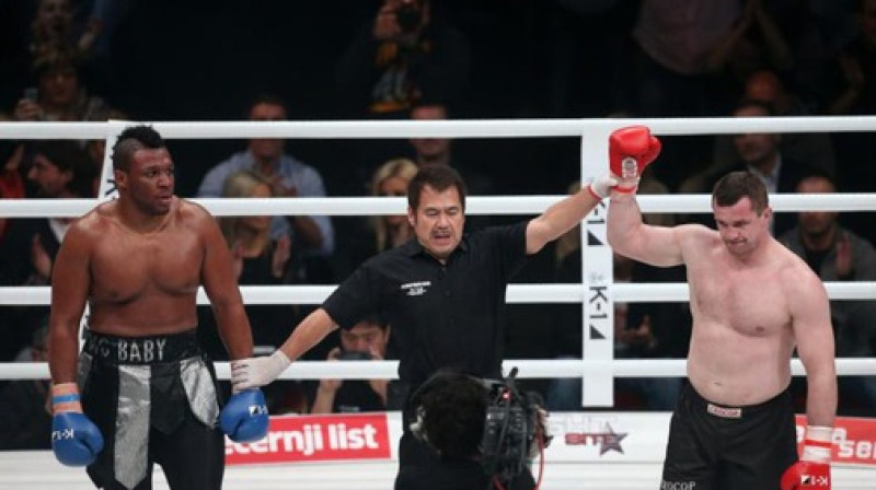 Mirko Filipovičs (no labās) pēc cīņas ar Džarelu Milleru
Foto: mmamania.com