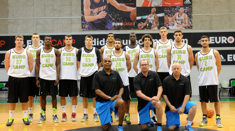 Iļja Gromovs (2. no kreisās) un Ojārs Siliņš (4. no kreisās) savas komandas kopbildē
Foto: adidas EuroCamp