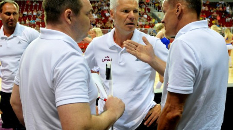 Latvijas sieviešu valstsvienības galvenais treneris Ainars Zvirgzdiņš (vidū)  ar saviem palīgiem Aivaru Vīnbergu (no labās), Mārtiņu Zībartu un Viktoru Lāci.
Foto: Romualds Vambuts