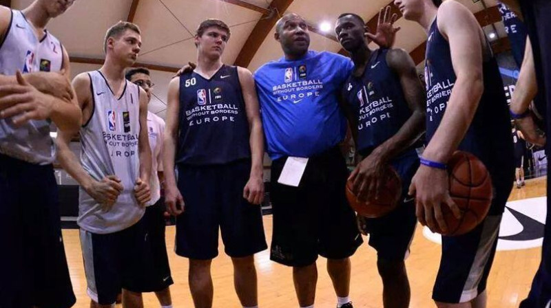 Renārs Birkāns (otrais no kreisās) "Baketball Without Borders" nometnē Romā