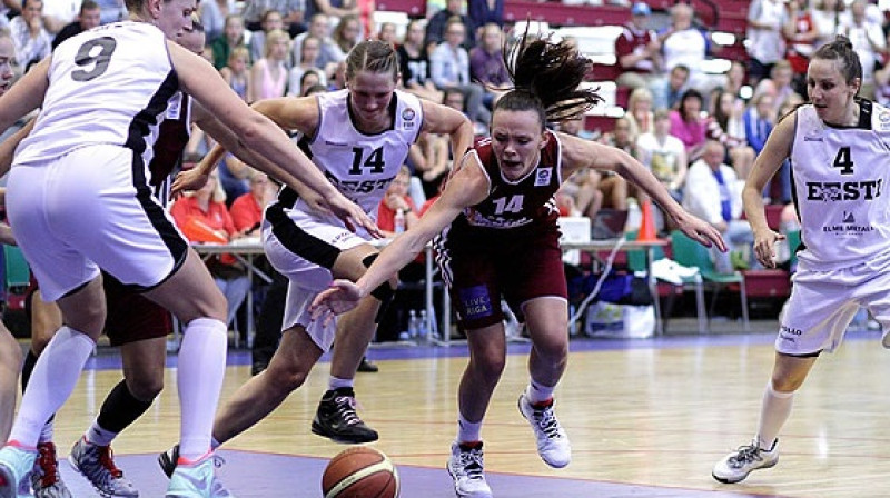 Anete Šteinberga pret Igauniju: 14 punkti un septiņas atlēkušās bumbas 18 minūtēs
Foto: Siim Semiskar, www.fibaeurope.com