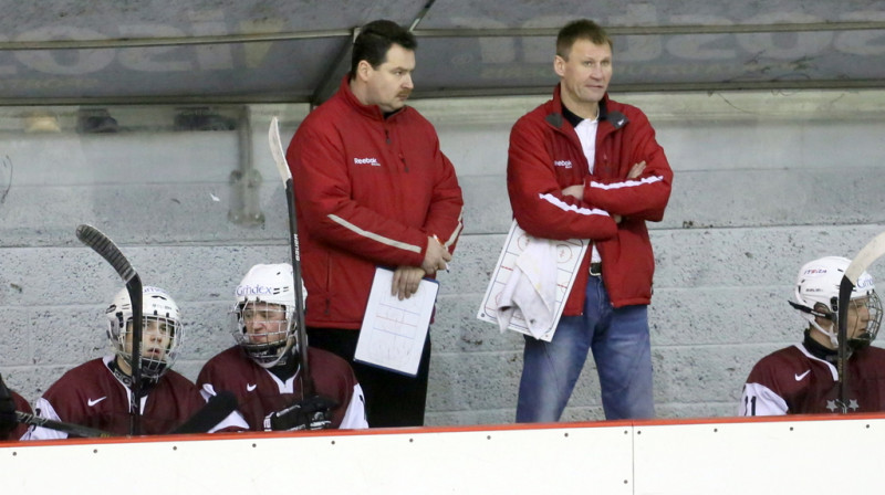 Latvijas U-18 hokeja izlases treneri Ēriks Miļuns un Aigars Razgals
Foto: Mārtiņš Aiše