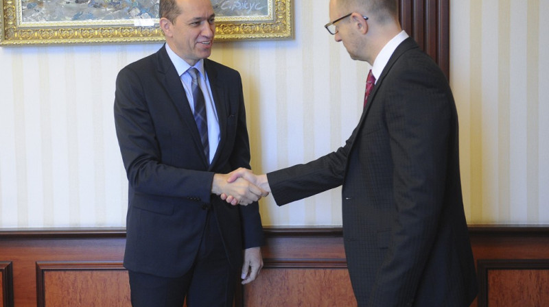 Turgajs Demirels un Arsēnijs Jaceņuks
Foto: www.ukrbasket.net