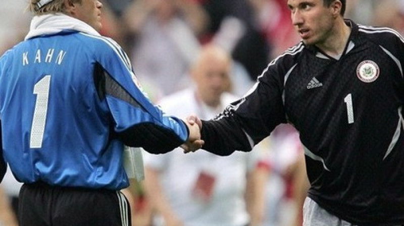 Olivera Kāna un Aleksandra Koliņko rokas spiediens
Foto: Getty Images, UEFA.com