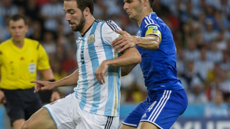 Gonsalo Igvains pret bosniešu kapteini Emiru Spahiču
Foto: TT NEWS AGENCY/Scanpix