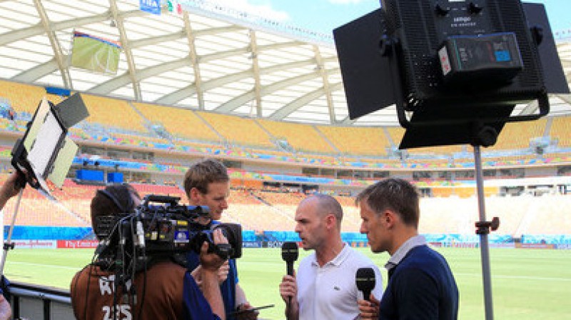 Fils Nevils (pa labi), gatavojoties debijai komentēšanā
Foto:  EMPICS Sport / Scanpix