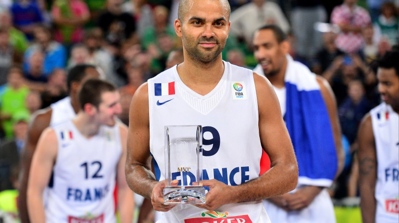 Tonijs Pārkers ar Eiropas čempionāta MVP balvu
Foto: AFP/Scanpix