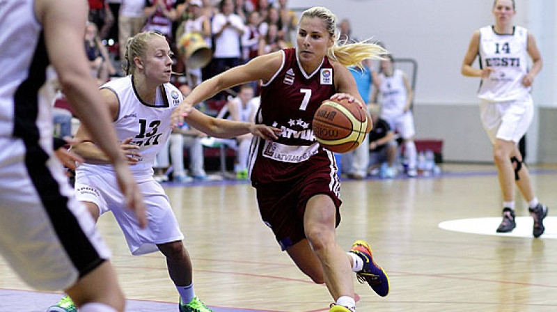 Elīna Babkina: saspēles vadītāja bija viena no galvenajām Latvijas valstsvienības uzvaras kaldinātājām spēlē ar Igauniju Tallinā.
Foto: FIBAEurope.com