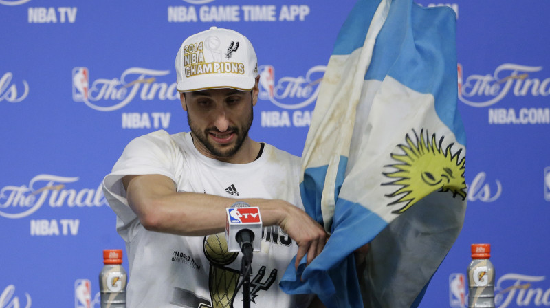 Manu Džinobili NBA čempionu preses konferencē ieradās ar Argentīnas karogu
Foto: AP/Scanpix