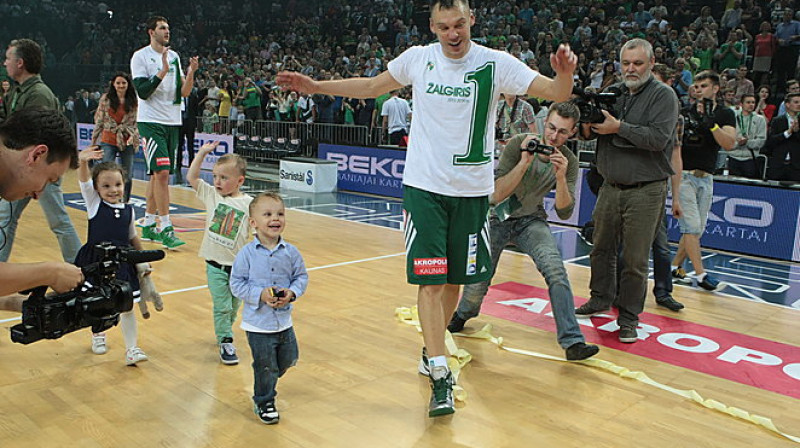Šarūns Jasikēvičs ar bērniem, izcīnot Lietuvas čempiona titulu
Foto: www.lrytas.lt