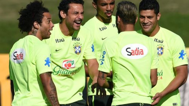 Brazīlijas futbolisti jautrā noskaņojumā
Foto:AFP/Scanpix