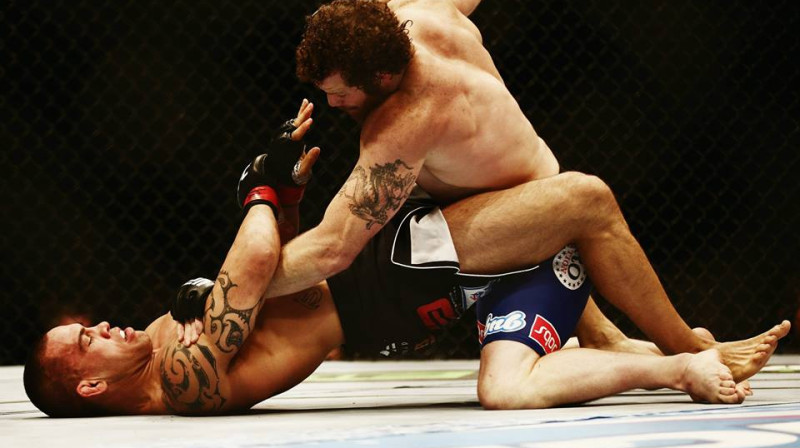 Neits Markvards (augšā) dominē cīņā ar Džeimsu Te Hunu
Foto: ufc.com