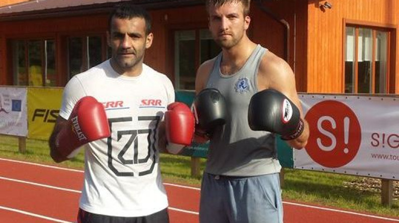 Zaurs Džavadovs (no kriesās) treniņnometnē Siguldā kopā ar IFMA pasaules vicečempionu Taiboksā Rinaldu Ternu
Foto: muaythaiacademy.lv