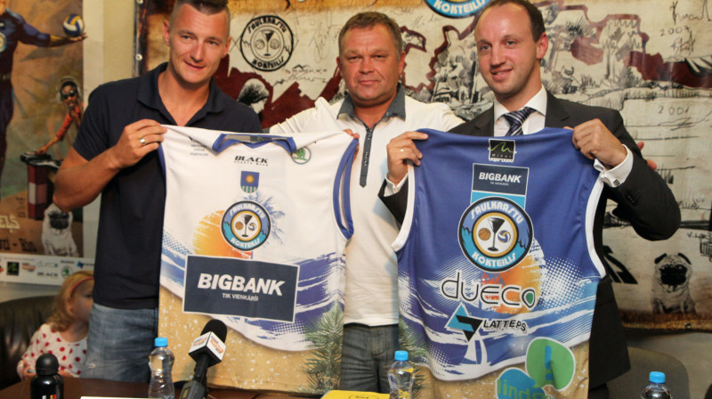 „BIGBANK Saulkrastu kokteiļa” 2013. gada čempions Mārtiņš Pļaviņš, sacensību dibinātājs Andris Vanags un „Bigbank” Latvijas filiāles vadītājs Artis Bērziņš
Foto: Renārs Buivids