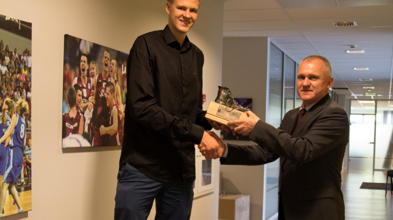 LBS prezidents Valdis Voins un Latvijas basketbola Gada cerība'2013 Kristaps Porziņģis.
Foto: Mārcis Birste