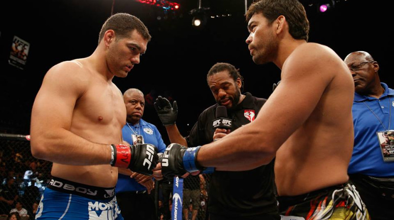 Kriss Veidmans (no kriesās) un Lioto Mačida pirms cīņas
Foto: ufc.com