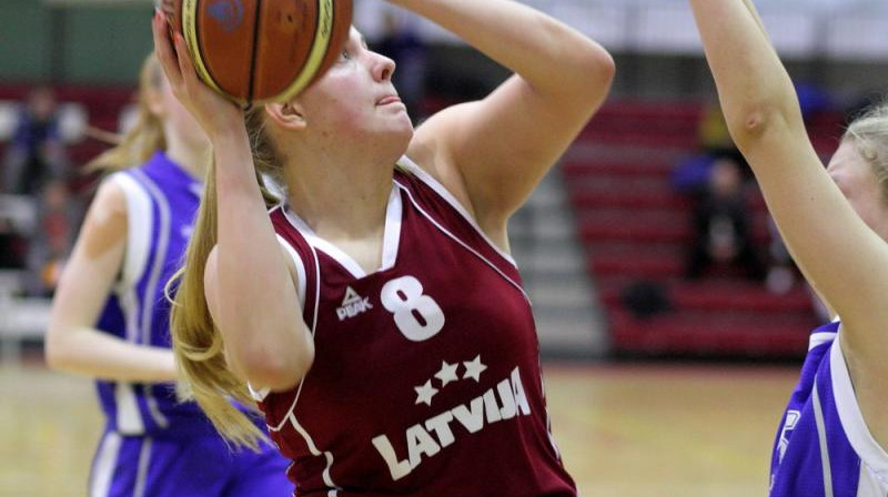Vineta Bīriņa: 12 punktu un 8 atlēkušās bumbas U18 izlases spēlē ar Igaunijas juniorēm.
Foto: basket.ee