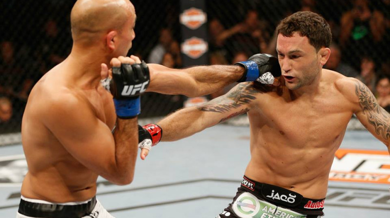 Frenkijs Edgars (no labās) cīņā ar B.J. Penu
Foto: ufc.com