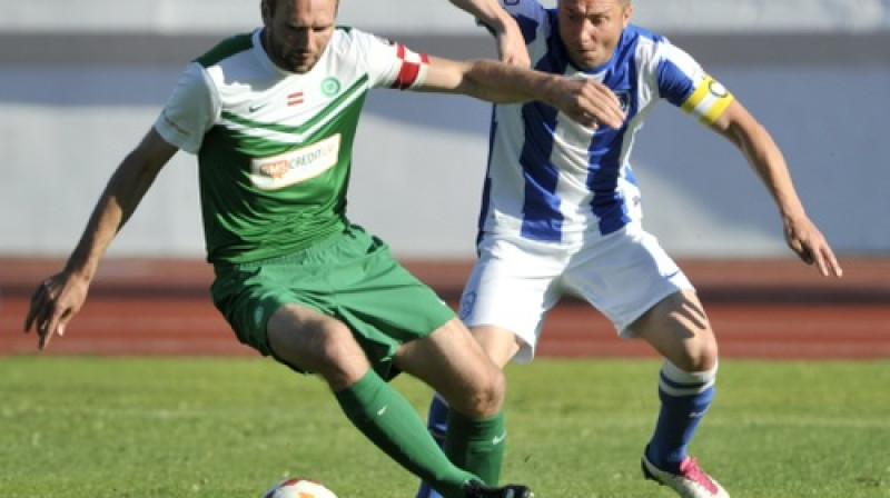 Gatis Kalniņš ar bumbu
Foto: Romāns Kokšarovs, Sporta Avīze, f64