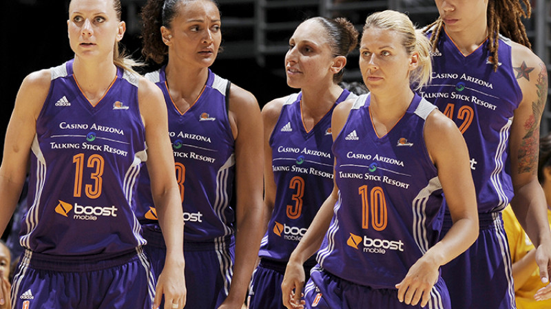 Anete Jēkabsone-Žogota ar kolēģēm
Foto: www.wnba.com