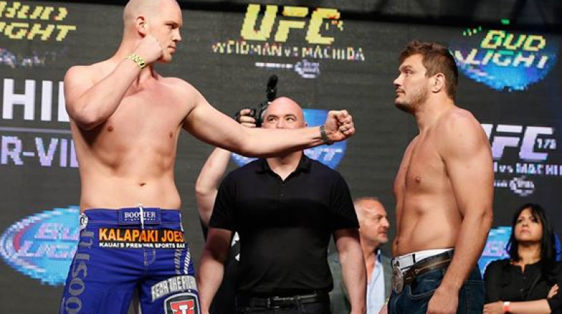 Stefans Štruve (no kreisās) un Mets Mitrions svēršanās procedūras laikā
Foto: ufc.com