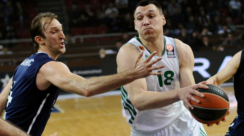 Jons Mačulis (ar bumbu) karjeru turpinās Kazaņas "Unics" 
Foto: AFP/Scanpix