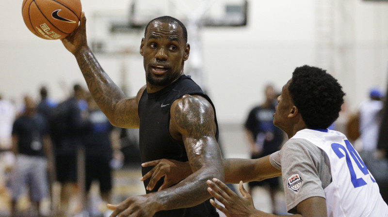 Lebrons Džeimss, spēlējot pret vidusskolēniem, savā vārdā nosauktajā jauno talantu nometnē 
Foto: AP/Scanpix