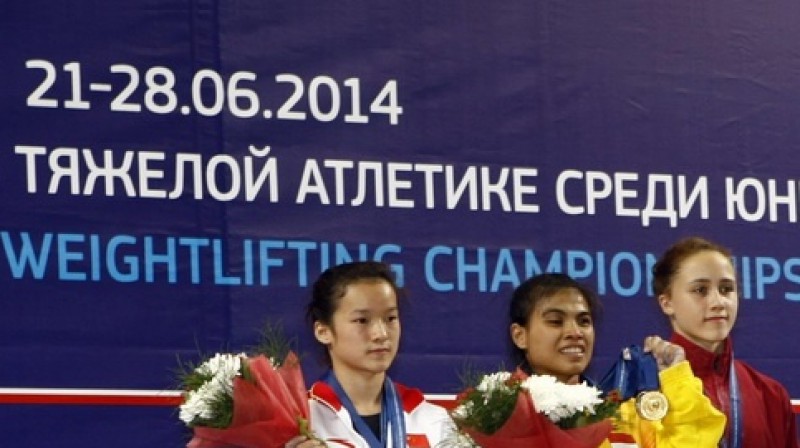 Rebeka Koha (pa labi) ar "mazo" bronzu U20 pasaules čempionātā 
Foto: iwf.net
