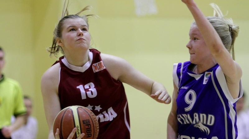 Sabīne Lipe un Latvijas U16 izlase: veiksmīgs starts Baltijas kausa izcīņā.
Foto: basket.ee