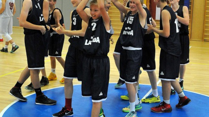 No LJBL audzēkņiem veidotā U14 izlase šogad uzvarēja savā pirmajā starptautiskajā turnīrā - Baltijas kausa izcīņā. Gaidīsim turpinājumu!
Foto: Romualds Vambuts