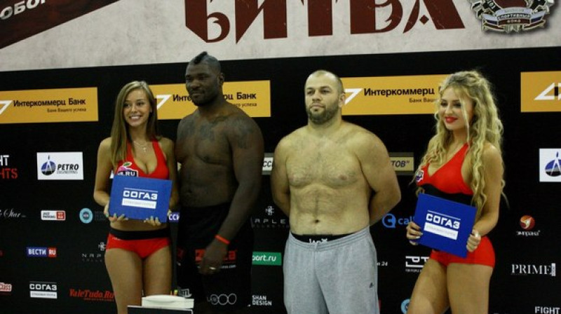 Brets Rodžers (no kreisās) kopā ar Magomedu Maļikovu svēršanās procedūrā
Foto: mixfight.ru