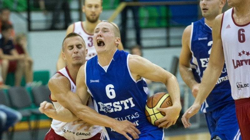 Haralds Kārlis (no kreisās, Rolands Freimanis) un Latvijas valstsvienība: otrajā pārbaudes spēlē igauņus nobremzēt neizdevās.
Foto: basket.ee
