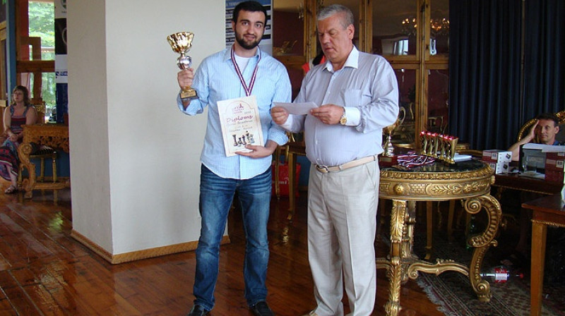 "Liepājas rokādes" uzvarētājs Igors Kovaļenko un turnīra organizators Āris Ozoliņš 
Foto: irliepaja.lv