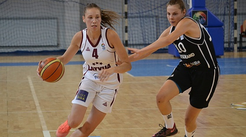 Anna Buša (ar bumbu) spēlē pret Vāciju ar 14 punktiem bija viena no rezultatīvākajām Latvijas izlases rindās
Foto: www.fibaeurope.com