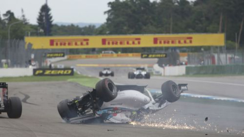 Felipe Masa formulai neierastā un bīstamā pozīcijā
Foto: LaPresse/Scanpix