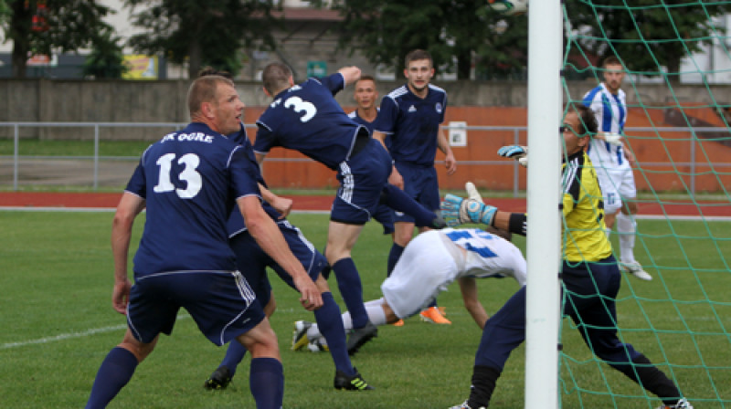 Pirmā bumba lido FK "Ogre" vārtos
Foto: Ritvars Raits, Sportacentrs.com