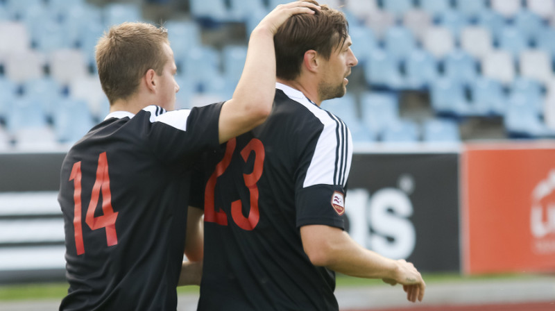 Endijs Šlampe un Kristaps Grebis 
Foto: futbolavirsliga.lv