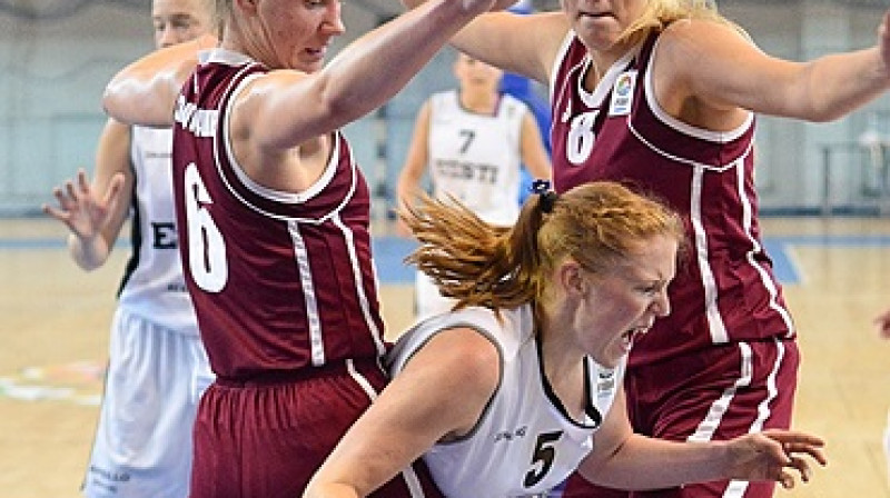 Marija Rūsalu cenšas tikt garām Paulai Strautmanei un Vinetai Bīriņai
Foto: www.fibaeurope.com