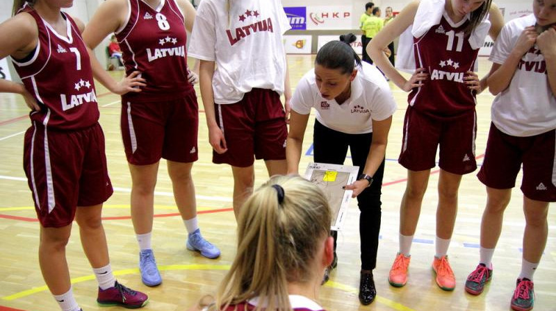 Ilze Ose-Hlebovicka un Latvijas juniores
Foto: www.basket.ee