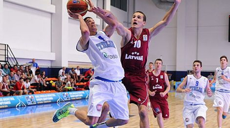 Atbildi Federiko Musīni uzbrukumiem nespēja rast ne Džeiks Krūmiņš, ne visa Latvijas izlase 
Foto: FIBA Europe