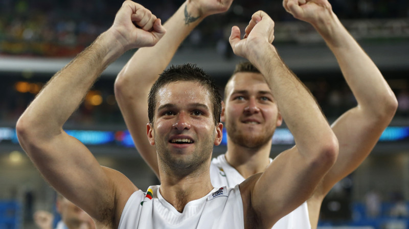 Mants Kalnietis un Donāts Motejūns pēc iekļūšanas 2013. gada Eiropas čempionāta finālā
Foto: AP/Scanpix