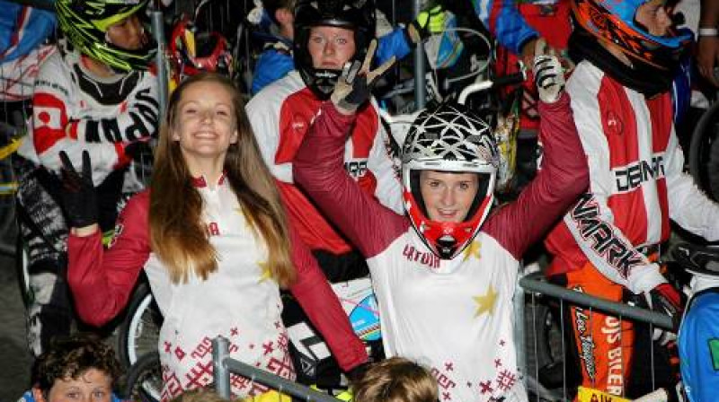 Lelde Šuma (no kreisās) un jaunā Pasaules vicečempione Vineta Pētersone (no labās)
Foto: Ervijs Rītiņš