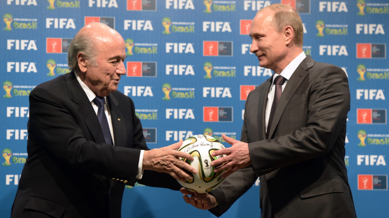 FIFA prezidents Zeps Blaters un Krievijas prezidents Vladimirs Putins 2014. gada 13. jūlijā "Maracana" stadionā Riodežaneiro
Foto: AP/Scanpix