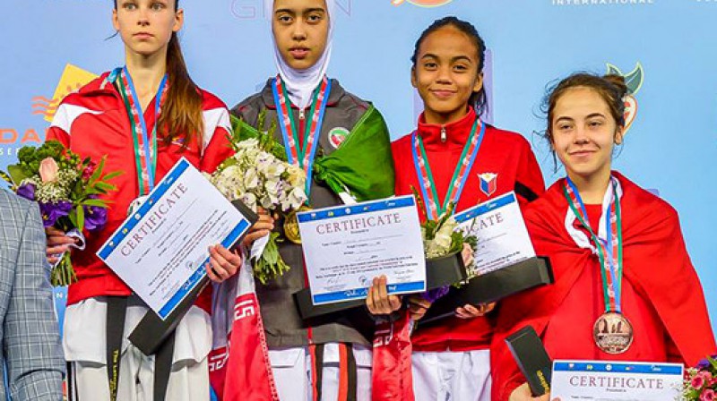 Jolanta Tarvida (pa kreisi) ar kadetu sudrabu 
Foto: mastaekwondo.com