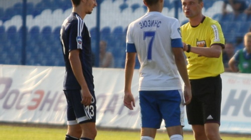 Artūrs Zjuzins (baltā kreklā)
Foto: fc-baltika.ru