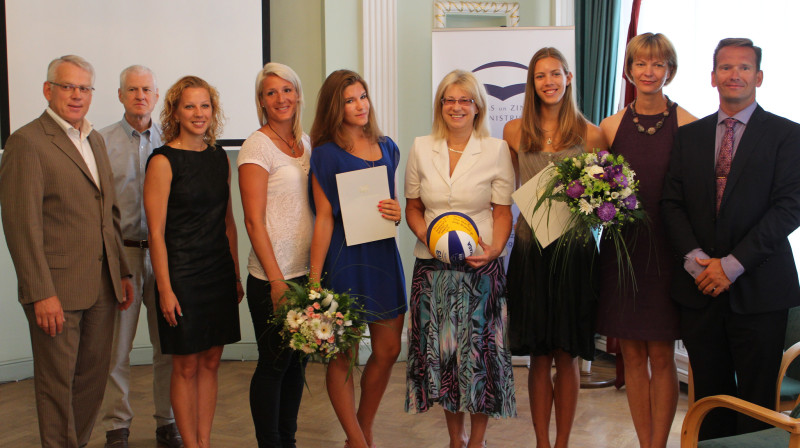 Linda Elizabete Gramberga un Tīna Laura Graudiņa blakus ministrei 
Foto: izm.gov.lv