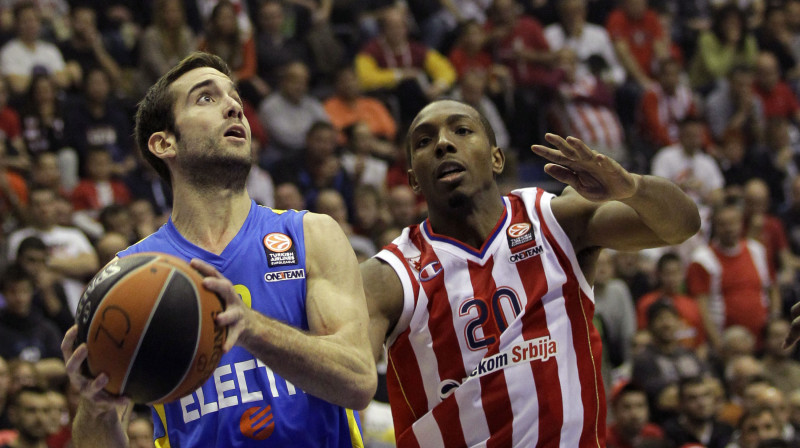 Demarkuss Nelsons (pa labi) cīņā pret nākamo Eirolīgas čempionu Jogevu Ohajonu
Foto: AP/Scanpix