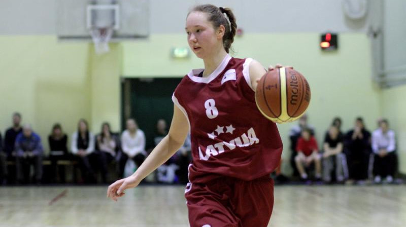 Digna Strautmane: 10 punktu, 15 atlēkušās bumbas un U16 izlases uzvara Eiropas kadetu čempionāta pirmajā spēlē.
Foto: FIBAEurope.com